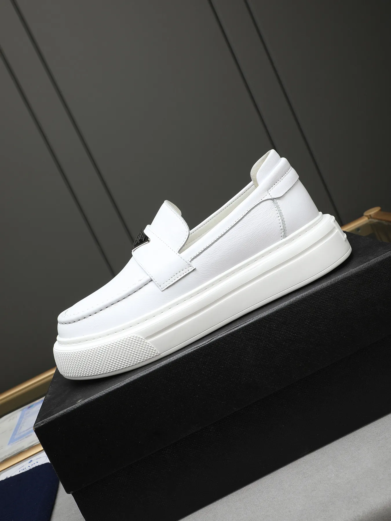 Men's Men's Shoes 💰500 Prada/Prada Men's new casual shoes, this upper is made of imported calfskin + sheep lining! The outsole is made of non-slip foam outsole, which feels good on your feet and is a fashionable and stylish item!  Size: 38-44 (45 customized)